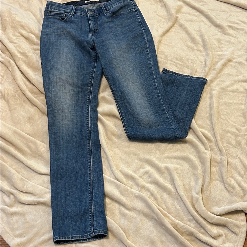 Levi’s 525 perfect waist straight leg jeans in like new
Condition. Size 8